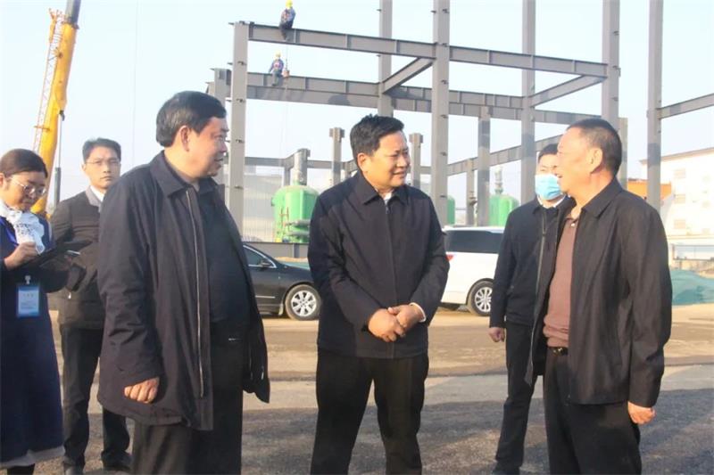 鞏義市委書記袁聚平一行蒞臨義瑞新材料項(xiàng)目施工現(xiàn)場(chǎng)調(diào)研