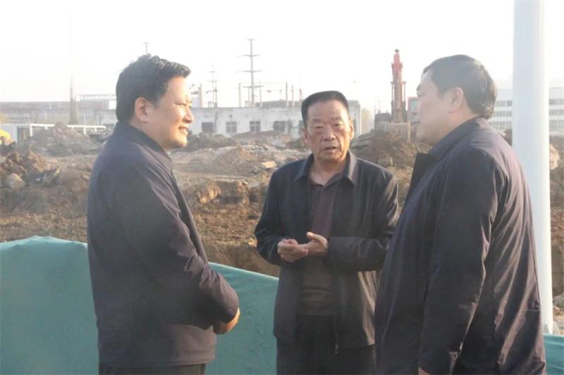 鞏義市委書記袁聚平一行蒞臨義瑞新材料項(xiàng)目施工現(xiàn)場(chǎng)調(diào)研