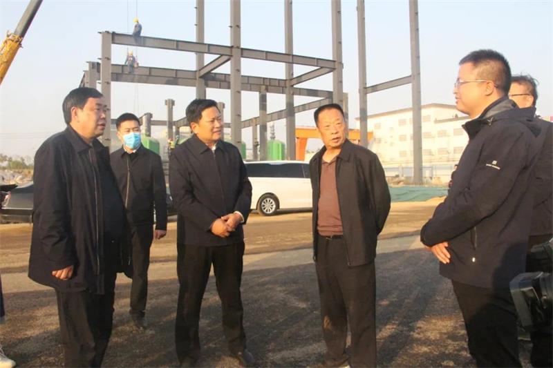 鞏義市委書記袁聚平一行蒞臨義瑞新材料項(xiàng)目施工現(xiàn)場(chǎng)調(diào)研