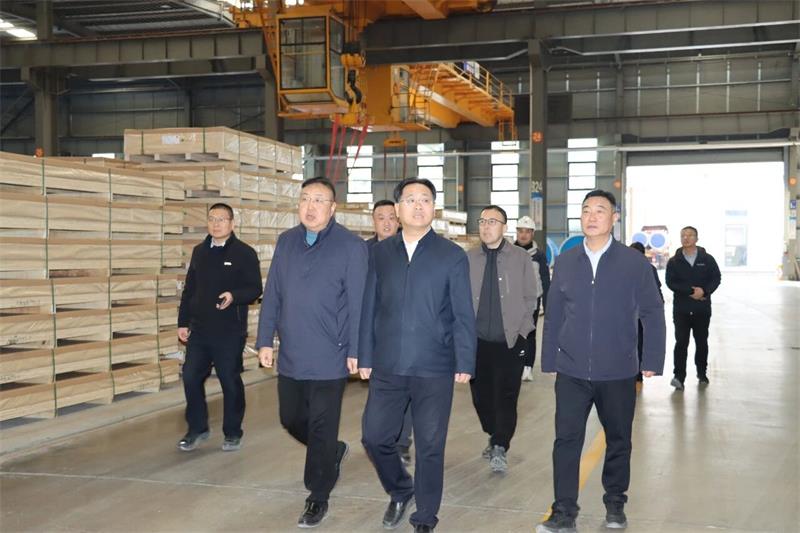 鞏義市委書(shū)記、市長(zhǎng)郭程明蒞臨明泰鋁業(yè)慰問(wèn)一線員工